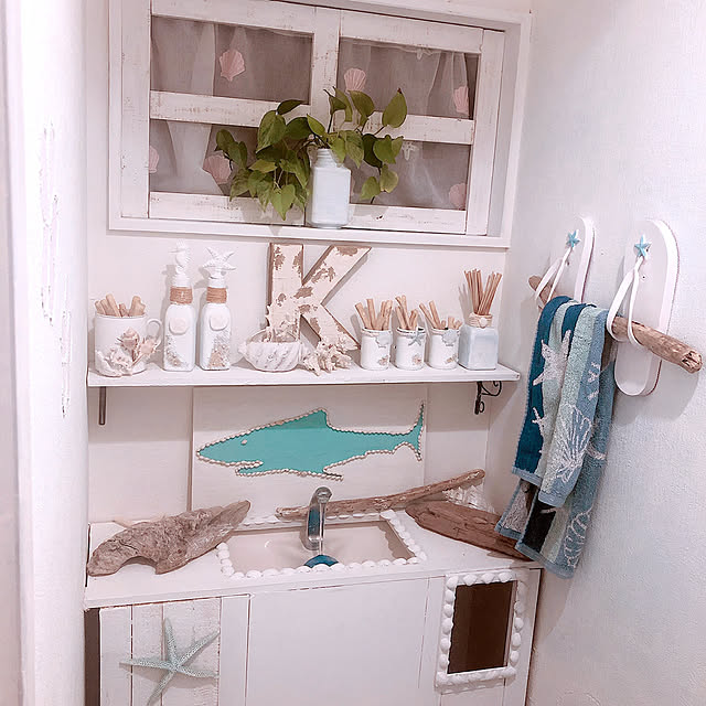 ヒトデ,ビーチサンダル＆流木で作ったタオルかけ,珊瑚,棚DIY,ニトリのタオル,ポトス,窓枠 DIY,流木,タンクレス DIY,Instagram→5811megu,リゾートインテリア,海を感じるインテリア,Bathroom Megumiの部屋