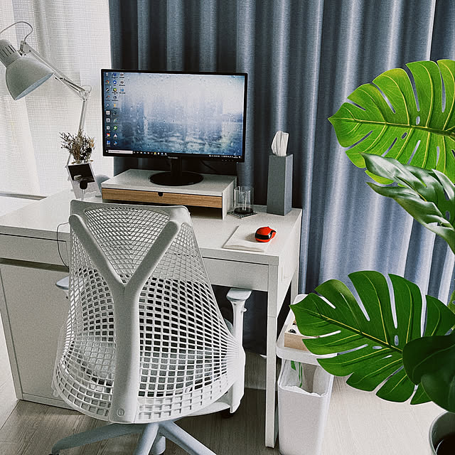 デスクトップPC,ワークスペース,フェイクグリーン,テレワークスペース,PCデスク周り,ホテルライク,セリア,観葉植物,ホワイトインテリア,セイルチェア,IKEA,1K 1人暮らし,一人暮らし,テレワーク,北欧,My Desk nanaの部屋