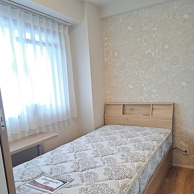 Bedroom,寝室,マリメッコ,マリメッコクロス,マリメッコアクセントクロス,グレージュ,狭い寝室,夫婦別寝室,シモンズマットレス,シングルベッド,3帖の部屋,2.9帖の部屋,2.9帖,カウンターテーブル,バタフライカウンター,クルイェンポルヴィ Marikoの部屋