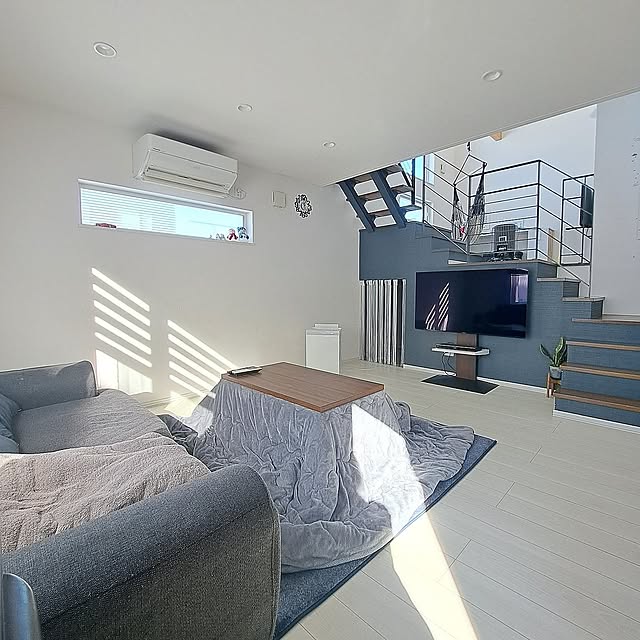 Lounge,リビング,シンプルモダン,シンプルインテリア,子どもと暮らす,いいね！ありがとうございます♪,こどものいる暮らし,スキップフロアのある家,ダークカラー好き,フォローもありがとうございます♪,ハンモックのある暮らし,イベント参加,こたつ,テレビスタンド,ハンモックチェア,吹き抜けのある家,アイアン手摺 shimahigeの部屋