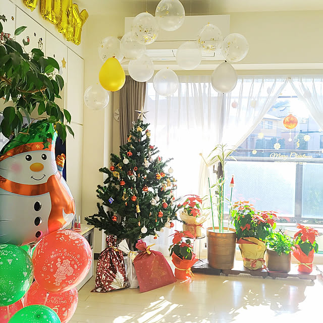 Lounge,クリスマス,マンション暮らし,誕生日会クリスマス会準備,ツリー,バルーンスタンド,百均風船,ポインセチア,挿し木のポインセチア,観葉植物,育てるのが好き,プレゼント,9歳と12歳に,日の光,白い床,クリスマスディスプレイ love1017の部屋