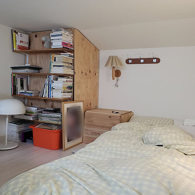 Bedroom,フェイクグリーン,カフェ風,3COINS,観葉植物,四畳半の部屋,ハンドメイド,ホワイトインテリア,ナチュラル,四畳半,ポストカード,北欧,DIY,無印良品,IKEA,マスキングテープ,ドライフラワー,雑貨,ダイソー,ニトリ,一人暮らし,セリア,韓国インテリア,ロフト,照明,100均 4JOHANN..の部屋
