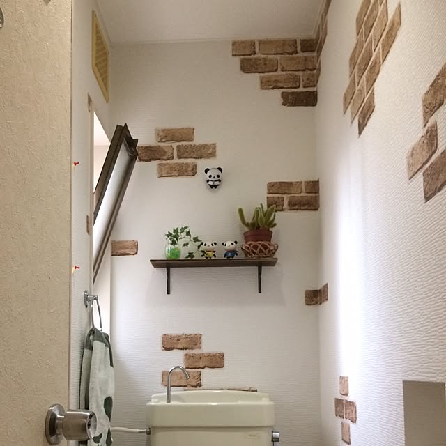 Bathroom,トイレリメイク,レンガ壁紙,壁紙DIY,素人クロス職人,パンダ,100均,壁紙シート,セリア,壁紙,サボテン,インテリアシート レンガ,シェルフDIY,サボテン村,DIY,sabotenmura,カフェ風,雑貨,ナチュラル,フェイクグリーン yuuuの部屋