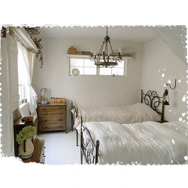 Bedroom,古いフランス製チェスト,シャンデリア,リネンの布団カバー,無印良品,アイアンベッド,漆喰壁DIY mocoの部屋