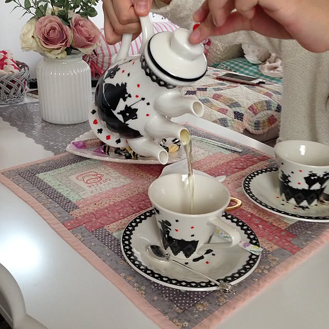 Kitchen,ハーブティー♡,カップ＆ソーサー,ティーセット,アリスのティーポット,ディズニー♡,girly,乙女チック,ロマンチックガーリー,フェイクフラワー,昔作ったパッチワークキルト♪,ピンクと白のインテリア,姫系が好き♡,Francfranc yumicyanの部屋