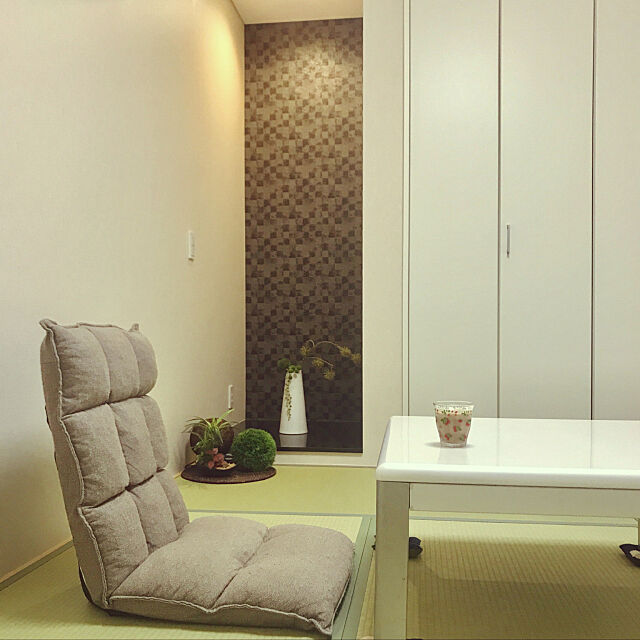 Lounge,床の間 アクセントクロス,小さな床の間,ニトリの座椅子,和室,建売 tobimoriekoの部屋