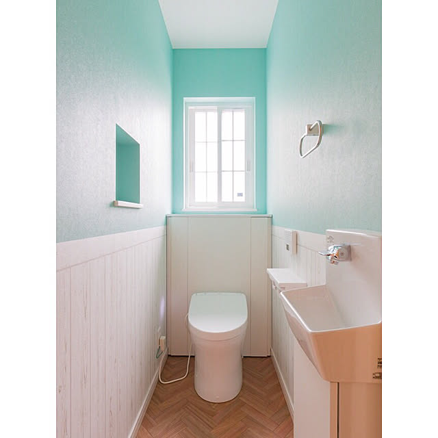 Bathroom,TOTOトイレ,クッションフロア,ヘリンボーン,ティファニーブルーの壁紙,腰壁風,ニッチ Yukinoakiの部屋