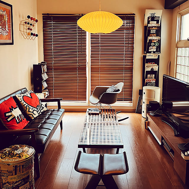 ホームシアター,BOSE,BOSEスピーカー,IKEA,Hermèsカレ壁掛け部,HERMESカレ壁掛け,HERMESスカーフ,ハングイットオール,カリモクソファー,バブルランプ,カリモク60,イームズ,ジョージネルソンのバブルランプ,バタフライスツール,Eames,Kartell (カルテル),コンポニビリ,ミッドセンチュリー,コンポニビリ 3段,イデー,IDEE,天童木工,ジョージネルソン,イームズチェア,Lounge maliforniaの部屋