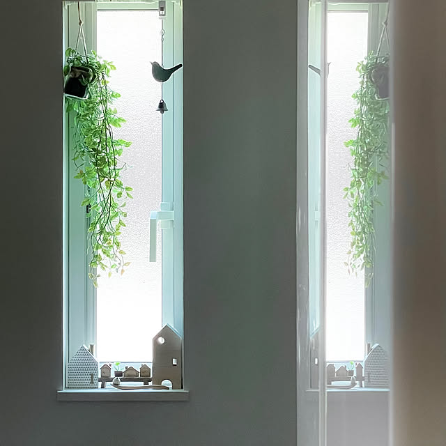 光と影のコントラスト,窓辺のインテリア,反射,つっぱり棒,お家型オブジェ,フェイクグリーン,IKEA,ディスプレイコーナー,On Walls Yuuuuuの部屋