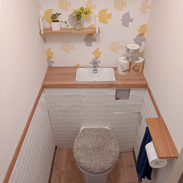 Bathroom,せまいおうち,こどものいる暮らし,団地,賃貸,社宅住まい,試行錯誤中,現状回復OK,はがせる壁紙,タンクレス風トイレDIY,ごちゃごちゃしてきた,怖がりな子供対策,見て頂きありがとうございます⑅︎◡̈︎*,ミモザ,フェイクグリーン,たくさんの保存ありがとうございます♡,人気のトピック掲載ありがとうございます！,トイレットペーパーカバー自作,リメイクシート木目調,レンガ柄壁紙,突っ張り棒,ダイソーのカラーボード,クッションフロア b4Nの部屋