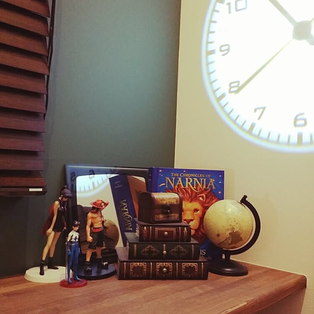 My Desk,アクセントクロス,ONEPIECE,地球儀,ナルニア国物語,ヱヴァンゲリヲン,フィギュア,プロジェクタークロック,ブック型収納ボックス,木製ブラインド Reiyaの部屋