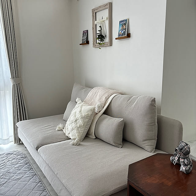Lounge,フレンチモダン,アンティーク家具,キャンドゥ,ダイソー,セリア,Amazon,スリーコインズ,ニトリ,サイドテーブル,テディベア,ブランケット,フェイクグリーン,オードリーヘップバーン,クッション,額縁,IKEAのソファー hiro_hiromiの部屋