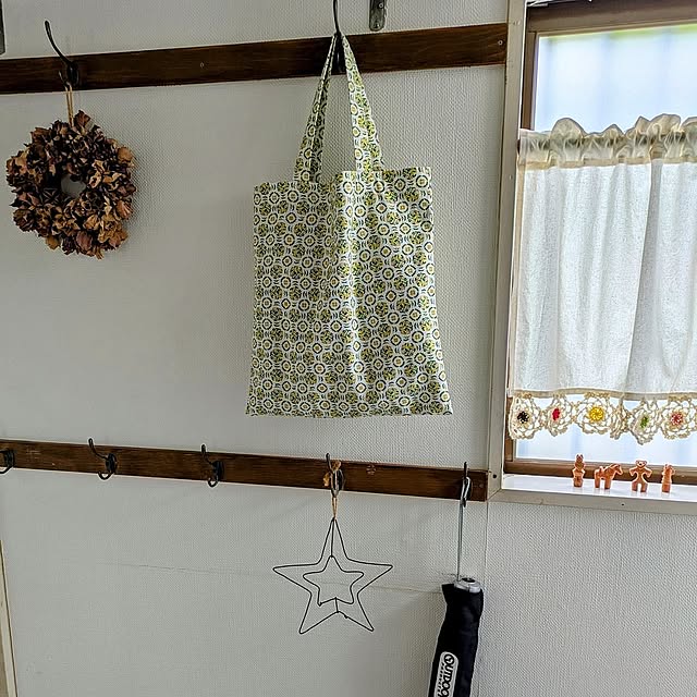 On Walls,カバンの置き場所,北欧暮らしの道具店,手提げバッグ,クリスマスローズドライ,カフェカーテン,ミンネで購入,フック,セリア,amiamiさんの作品,DIY,ハンドメイド,haruno-sheepさんの作品 Renの部屋
