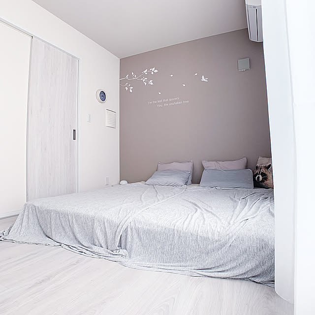 ウォールステッカー,アクセントクロス,ひんやり寝具,ニトリ,省エネ,ホワイトインテリア,シンプルにすっきりと暮らす,スッキリ暮らしたい,モノトーンインテリア,グレーインテリア,シンプルライフ,ホワイト×グレー,白が好き,シンプルインテリア,ホワイトオークの床,Bedroom chomoの部屋