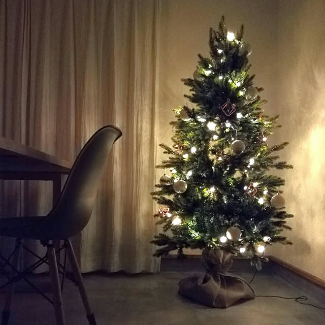 Lounge,クリスマス,クリスマスツリー150cm,土間リビング,イームズチェア,リネンカーテン J.U.N.の部屋