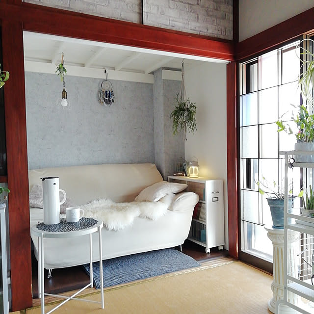 Lounge,新生活,ソファーまわり,ムートン,植物のある暮らし,押入れ解体,元押入れ,押入れ改造,壁紙DIY,和室,癒しの空間,IKEA,障子リメイク,ステルトンバキュームジャグ,輸入壁紙,コンクリート風壁紙,グラドム,スンネルスタ,セルフリフォーム,ヌック,築古 usako.usaの部屋