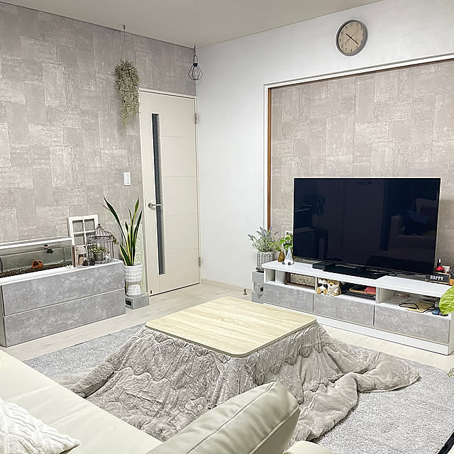 テレビ台リメイク,こたつ,シンプルインテリア,観葉植物,ラグ,クッションフロア,ナチュラルインテリア,グレー,リメイクシート,ふぇいくグリーン,ドア,100均 manatokyouyaharuの部屋