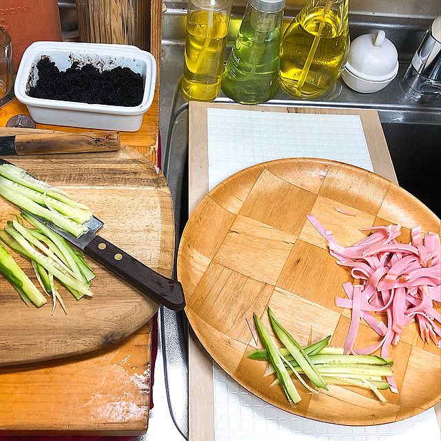 私は仕事,盆休みの一コマ,旦那氏のいるごはん,野菜包丁,タイルシール,カッティングボード,冷やし中華はじめました。,作業スペース確保♡,狭いキッチン,タイルシールを貼っただけ,セリア,作業スペース,シンクに渡せる,いい感じ♡,みていただきありがとうございます❤️,Kitchen Tomoko.kの部屋