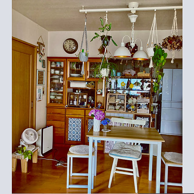 Kitchen,ぶら下げ隊,ラインディングレール,ダイニングテーブル＆チェア,観葉植物,ハンギンググリーン,プラントハンガー,グリーン,観葉植物のある暮らし,ガーデニング,植木鉢,ガーデン雑貨,ガーデニング初心者,RCの出会いに感謝♡,植物のある暮らし,見てくれてありがとう♡,2人暮らし,カフェ風,フラワーベース,紫陽花,サーキュレーター,ペンダントライト CoCo0617の部屋