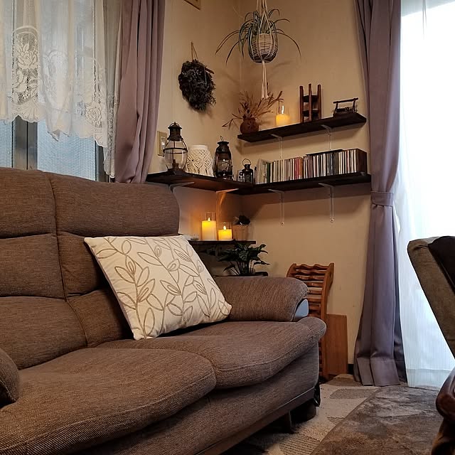 Lounge,ソファ,観葉植物のある暮らし,木がすき,マクラメハンギング,かごが好き,DIY棚,LEDキャンドルライト,ランタン,ニトリのソファー,糸巻き,イベント参加,マクラメジャー midoriの部屋