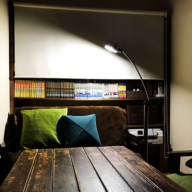My Shelf,ランプ,ソファー,テーブルdiy,マンガ棚,本棚DIY,本棚,ニトリロールスクリーン,2×4材,インダストリアルな照明,ロールスクリーン min2413の部屋