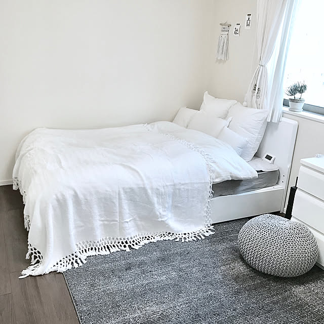 Bedroom,シャンブルのプフ,B-COMPANY,ZARA HOMEクッションカバー,ニトリのクッション,IKEAの布団カバー,ニトリのべット,ニトリのチェスト,1人暮らし 賃貸,ニトリ chihaの部屋