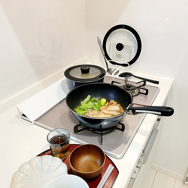 Kitchen,ウェルカムクーポン,冬のお買い物応援フェス第3弾,RoomClipショッピング,鍋蓋＆キッチンツールスタンド,排気口カバー,yamazaki tower,towerシリーズ,tower,YAMAZAKI,山崎実業,ガスコンロ周り,統一感,スッキリ,訪問ありがとうございます♡,コメントお気遣いなく♡,建売だけど心地よく,minneオープンしてます♡ suzuの部屋