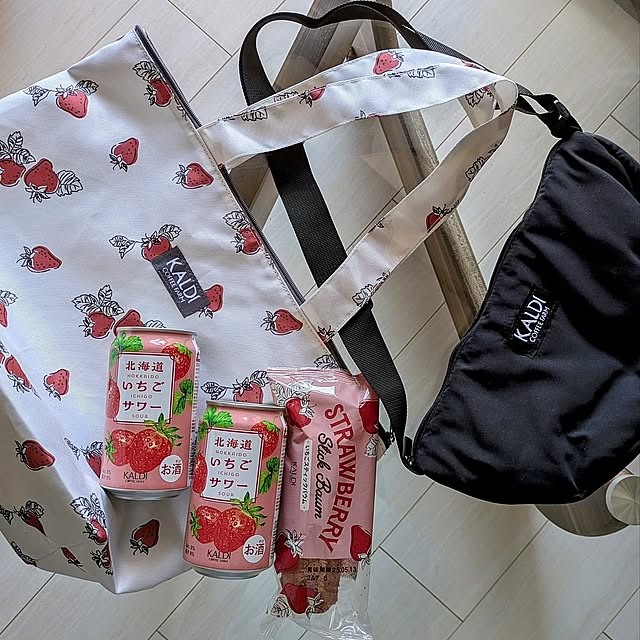 My Desk,いちご,苺,カルディ,春,くつろぎ空間,買ったもの,いちご柄,ボディバッグ,クーラーバッグ,いちごバッグ,KALDIいちごバッグ2025,KALDI,2025 mi-saの部屋