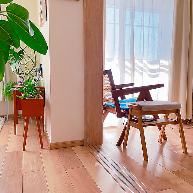 Bedroom,ブラウン家具,ラウンジチェア,無印良品スツール,無印良品,買ってよかったもの,観葉植物,キャビネット,スツール,北欧インテリア,花台,キャビネットの上,暮らし,日々,窓辺のインテリア,ディスプレイコーナー,好きな眺め,リラックス空間,日々の暮らし,観葉植物のある暮らし,植物スタンド,季節を楽しむ暮らし,japandistyle,japandi YYの部屋