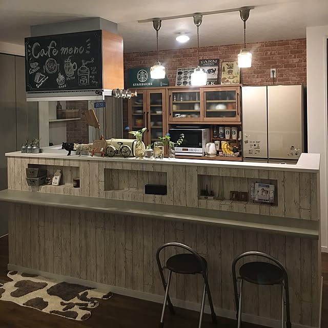 Kitchen,カウンター,スタバ,黒板シート,キッチンカウンター,注文住宅,cafe風,seria,3Coins,100均,セリア,natural kitchen,ダイソー,salut!,一軒家,マイホーム,リメイクシート,牛,LIXILキッチン,LIXIL,4LDK,グリーン,cafe yocoの部屋