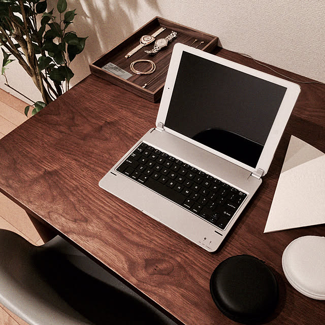 My Desk,ちょい置き,木製トレー,ブラック,ホワイト,100均,キャンドゥ,MacBook,キーボード,iPad,賃貸,モダン,1K 1人暮らし,1Kでも諦めない,一人暮らし,北欧,ニトリ,ウォールナット,トレー,マルチトレー aruの部屋