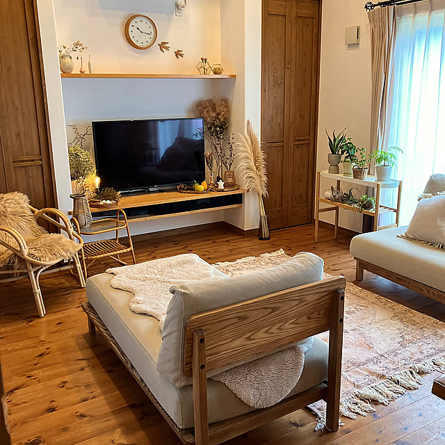 Lounge,ドライフラワーのある暮らし,ムートンラグ,ラタンテーブル,ナチュラルインテリア,間接照明,カントリー,無垢の床,平屋暮らし,雑貨好き,ナチュラル素材,木の温もりが好き,無垢の家,観葉植物のある暮らし,秋色インテリア,ラタンチェア♡ nihiの部屋