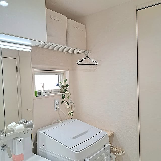 Bathroom,洗濯機上収納,突っ張り棚,無印ケース,ハンガー掛け,建売,洗面所 Jijiの部屋