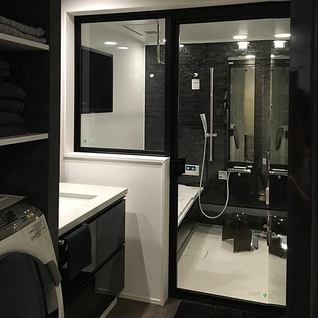 Bathroom,TOTOサザナ,ホテルライク,モノトーン,タイルの床,タカラスタンダード higakingの部屋