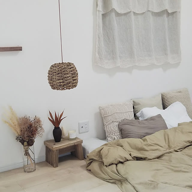 Bedroom,秋色インテリア,寝室,ベージュ,カーキ×ベージュ,クッション,シンプル,ドライフラワー,古材,ベージュインテリア,布団カバー,アースカラー,ベッドルーム,ナチュラル,BOHO,布団 orioriの部屋