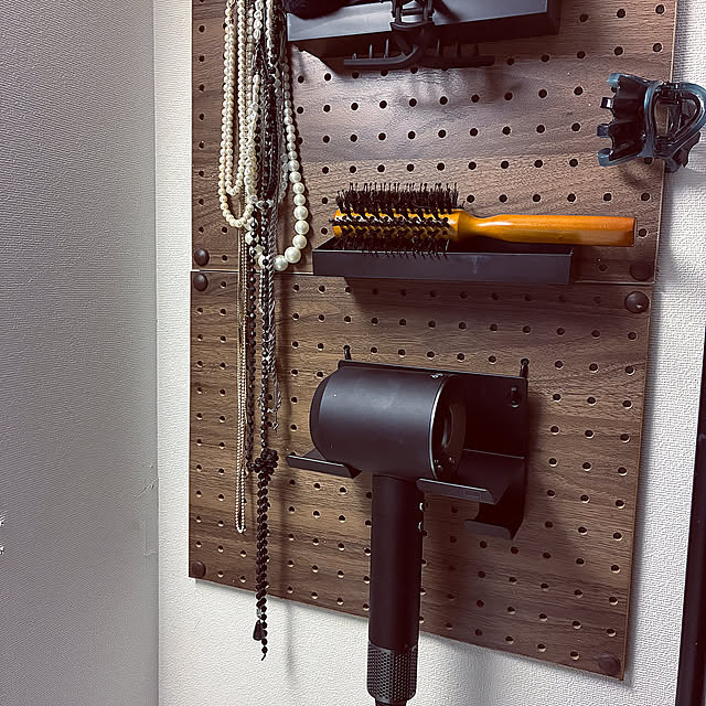 Bathroom,アクセサリー置き場,ブラシ置き場,洗面所,洗面所収納,ダイソンドライヤー,ドライヤーホルダー,ドライヤー掛け,ドライヤー置き場 Megumiの部屋
