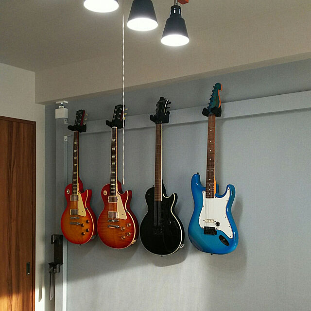 On Walls,ラブリコ,2×4材,ギター,ギターのある部屋,ギターハンガー,ギターを壁掛けに,壁紙,ラブリコでDIY so.chan1002の部屋