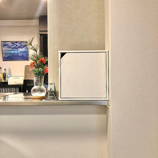 On Walls,カラーボックス,スマホスタンド,コンセント隠し,隠し収納,充電器置き場,目隠しアイデア,ふたり暮らし,マンション暮らし,イケアのフラワーベース,フェイクグリーン,ウユニ塩湖,イベント受賞 up0524の部屋