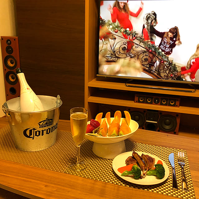 Lounge,Santa Tell Me♪,Ariana Grande,フルーツの盛り合わせ,Coronaのバケツ,ボトルクーラー,スパークリングワイン,生ハムメロン,ラムチョップ,クリスマス,IKEA,Stockholm,ボーンチャイナ shirkの部屋