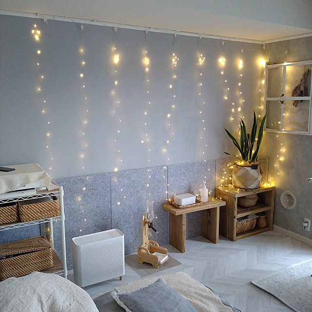 Lounge,グレーインテリア,壁紙屋本舗さんのペンキ,アジア工房,シンプル,IKEA,ブルーノ空気清浄機,足場板,WOODPRO,ナチュラル,壁紙,かご収納,愛犬と暮らす家 yukagomaの部屋