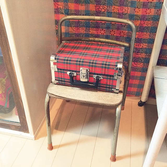 Lounge,幼稚園のイス,古道具,トランク,チェック柄,ベッドカバー nuiの部屋