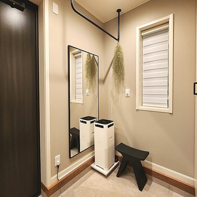 Entrance,壁掛けミラー,SENNOKI,SENNOKIミラー,玄関ミラー,全身ミラー,差し色は黒,無垢材を使用,黒が好き,アイアンバー 75の部屋