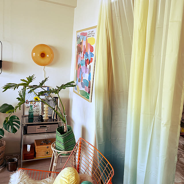 On Walls,カーテン,カラフルインテリア,IKEA,花瓶,マンション,一輪挿し,アート,花のある暮らし,BIRTHDAY BAR,やっとの定位置,観葉植物 DeDeの部屋