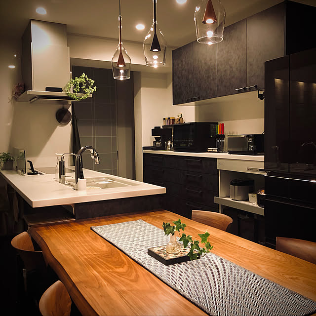 「暮らしの真ん中でミニマルにシックに佇む、絵になるキッチン」 by gavasさん