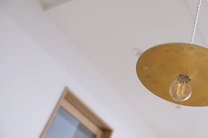 ふわっと凛と、優しく照らすミニマルな真鍮のペンダントライト ふわっと凛と、優しく照らすミニマルな真鍮のペンダントライト