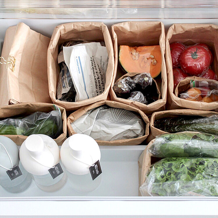 紙袋やケース使ってすっきり 野菜室の整理収納法 Roomclip Mag 暮らしとインテリアのwebマガジン