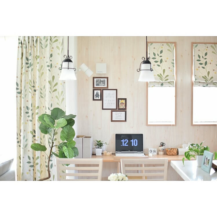 ナチュラルなお部屋になじませる！パソコン周りのひと工夫