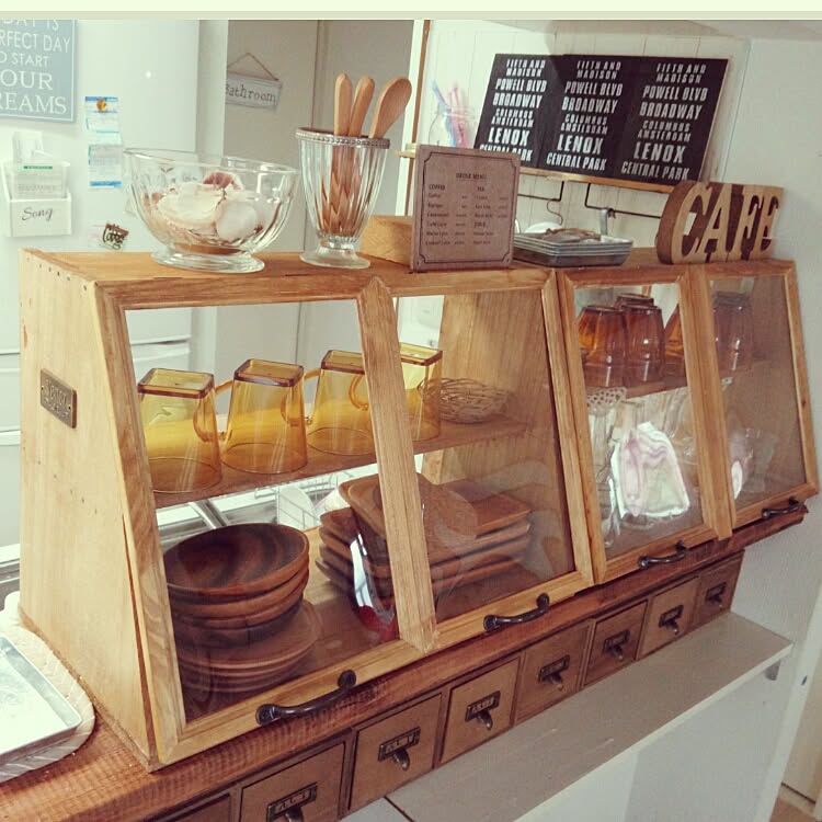 やっぱりステキ♡レトロなガラスパンケースのあるお家