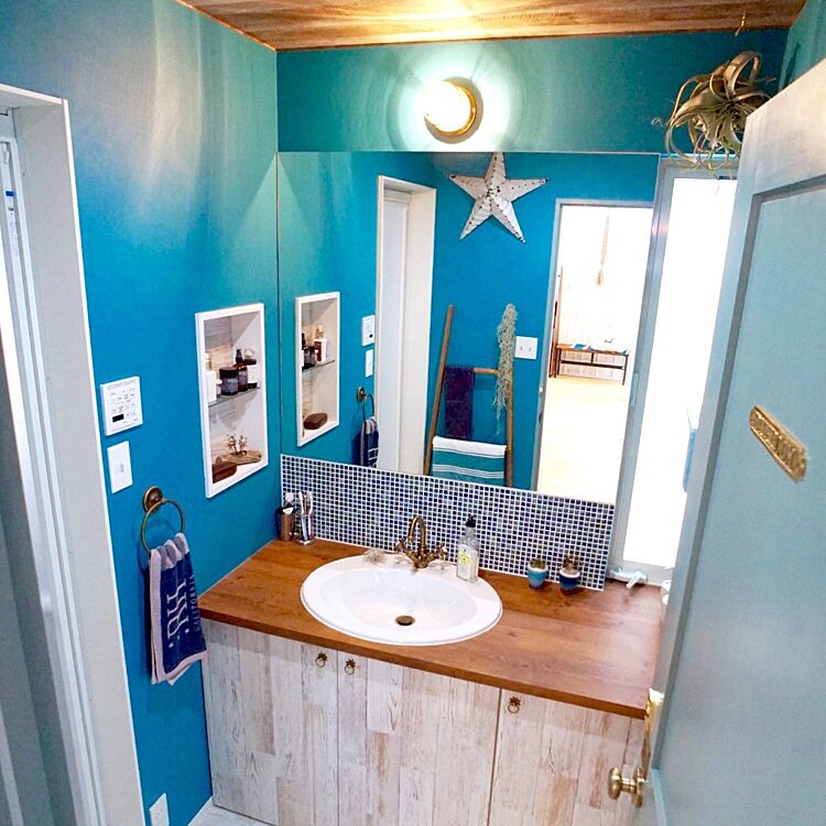 洗面所に好みの壁紙をチョイスして お気に入り空間に Roomclip Mag 暮らしとインテリアのwebマガジン