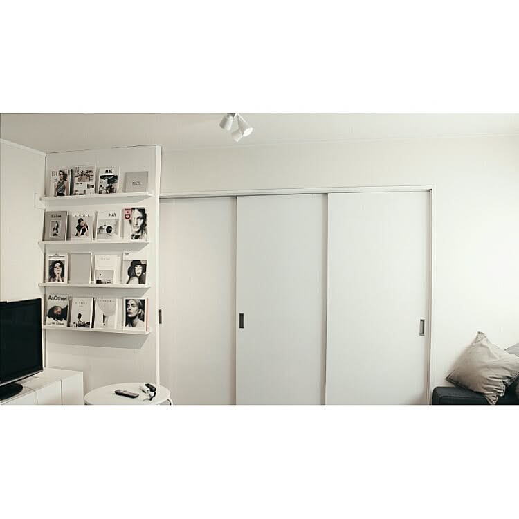 海外雑誌や写真集をモードに飾ろう Erixonさんのブックディスプレイ Roomclip Mag 暮らしとインテリアのwebマガジン